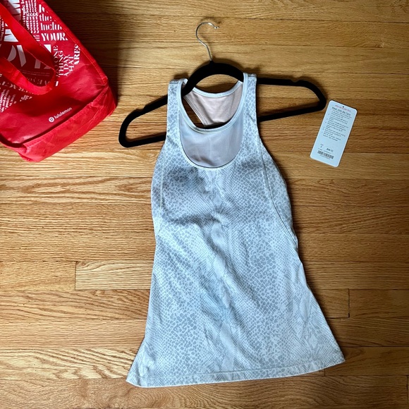 Lululemon Mesh with me Tank - white- size 2- great condition - Picture 7 of 9